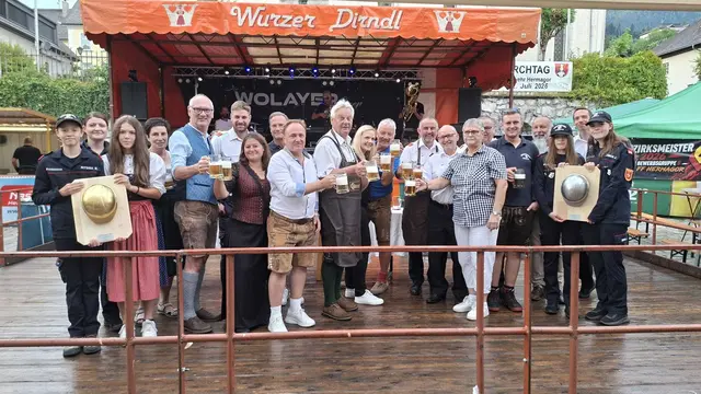 Beim traditionellen Bieranstich des Hermagorer Stadtkirchtags kamen zahlreiche Vertreter aus Gemeindepolitik, Wirtschaft und Feuerwehr zusammen. | Foto: FF Hermagor