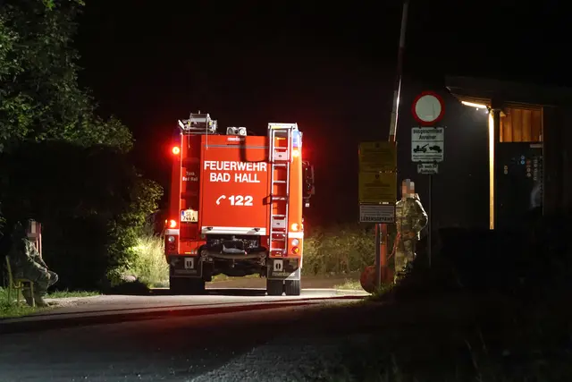 Die Einsatzkräfte wurden am späten Mittwochabend zu einem Waldbrand im Gemeindegebiet von Molln alarmiert.  | Foto: laumat/Matthias Lauber