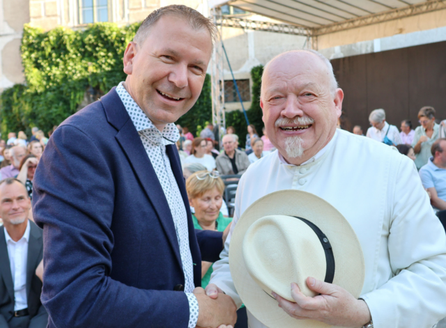 Bürgermeister Stefan Lang und Kräuterpfarrer Benedikt beim Konzert des SBO Retz im Schlosshof Gatterburg | Foto: Wolfgang Hanousek