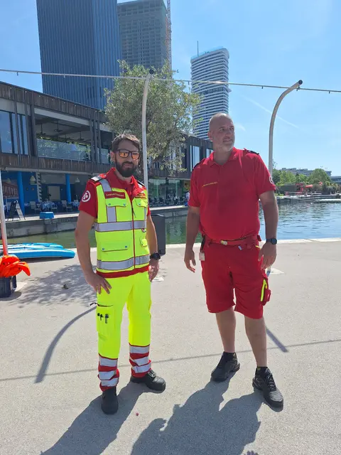 Dominik Wiest, Ausbilder der Wasserrettung (r.). | Foto: Samariterbund/Brommer