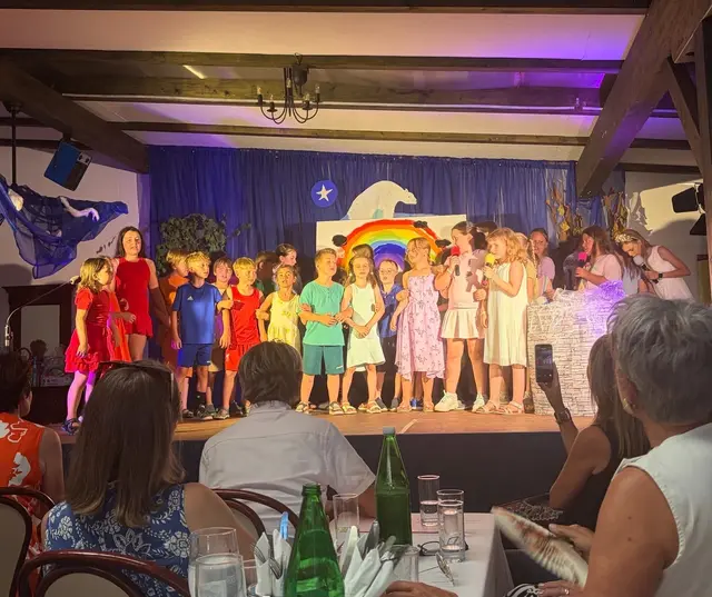 Im Gasthaus s'Dörfl führten die Volksschul- und Kindergartenkinder ein Umweltmusical auf. | Foto: Gemeinde Jabing
