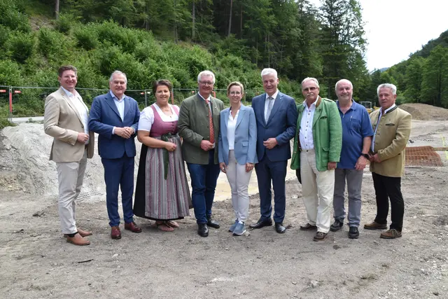 Baustelle für eine neue Trinkwasseraufbereitungsanlage in der Harras: Christian Pehofer, Franz Dinhobl, Natascha Partl, Christoph Kainz, Sandra Akranidis-Knotzer, Anton Kasser, Franz Gartner, Josef Balber, Alfred Artmäuer. | Foto: Mirjam Preineder