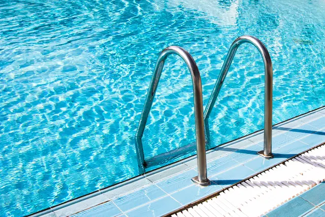 Die Zukunft der Freibad-Pächter bleibt vorerst offen. | Foto: Smarterpix/IraGirichBO (Symbolbild)