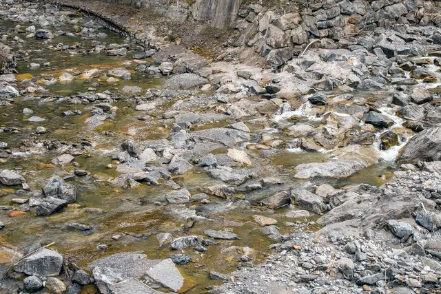 Zusammenfluss von Restwasser von Tri- und Rosanna.