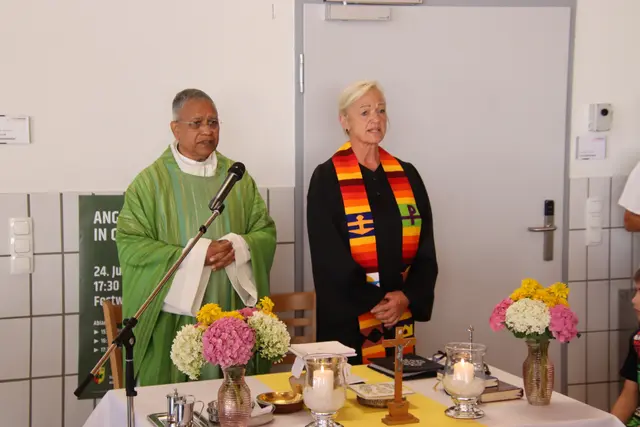Der katholische Pfarrer Thomas Vayalunkal und die evangelische Kuratorin Monika Koglmann. | Foto: Martin Wurglits