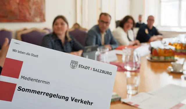 Ab Juli wird die Durchfahrt für Pkw durchs Zentrum rund um die Staatsbrücke gesperrt. Das gilt für alle Pkw, die von außerhalb des Salzburger Zentralraums kommen. Ähnliche Regelungen sind als „zona a traffico limitato“ aus Italien bekannt.  | Foto: Stadt Salzburg/Alexander Killer