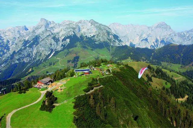 Der Blick auf den Bischling. Im Hintergrund das mächtige Tennengebirge. | Foto: Bergbahnen Werfenweng