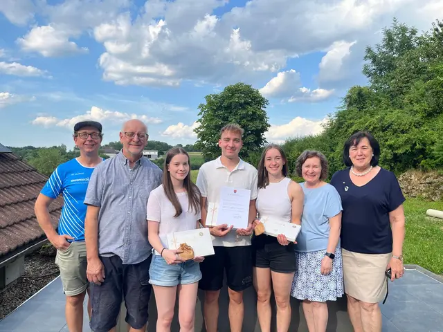 Bürgermeisterin Juliana Günther (re) gratulierte den Drillingen Katharina, Sandra und Thomas Weitz herzlich zum 20. Geburtstag. Am Bild mit Taufpate Karl Beck (li), Vater Günter (2vl) und Mutter Rosmarie (2vr)
 | Foto: Martkgemeinde Kematen