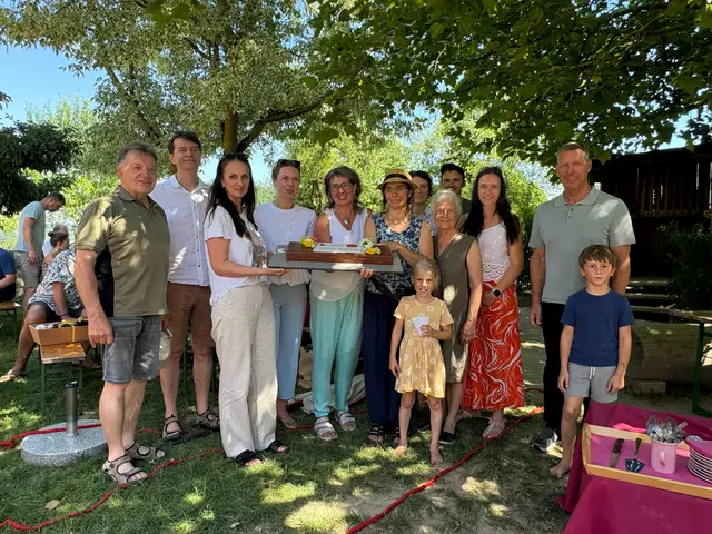 Josef Reisinger, Martin Peterseil, Mirela Karac, Nationalrats-Abgeordnete Johanna Jachs, Ilse Traxler, Leiterin Familienbundzentrum Katsdorf-Reiser, pädagogische Kindergarten-Leiterin Bernadette Achleitner, Lisa Buchner, Erika Wieser, Alois Reisinger, Ana Aigner, Bgm. Wolfgang Greil (von links nach rechts). Kinder: Katharina und Mattheus. | Foto: OÖ Familienbund