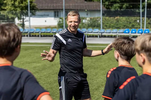 Im Bild: Robert Ibertsberger beim Training der Teilnehmer.