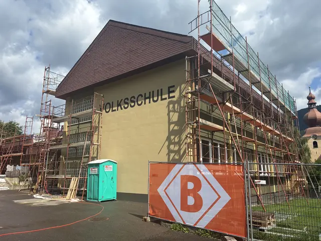 Notwendige Arbeiten: Die Volksschule wird gerade saniert.