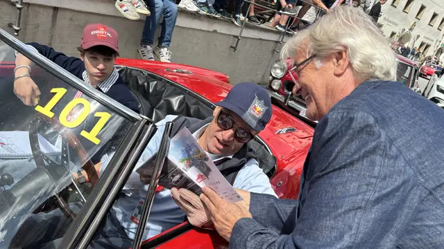 Tobias Moretti beim Zwischenstopp der Ennstal-Classic in Mauterndorf, am 23. Juli 2026. Hier gibt der Schauspieler gerade ein Autogramm. | Foto: pjw
