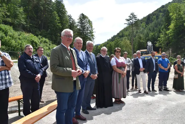 Die Ehrengäste beim Spatenstich, vorne: Christoph Kainz, Franz Dinhobl, Anton Kasser, Stephan Holpfer und Natascha Partl. | Foto: Mirjam Preineder