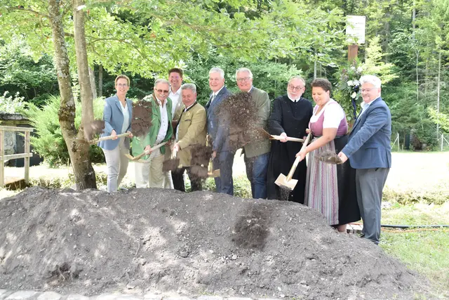 Spatenstich für eine neue Trinkwasseraufbereitungsanlage in der Harras: Sandra Akranidis-Knotzer, Franz Gartner, Christian Pehofer, Alfred Artmäuer, Anton Kasser, Christoph Kainz, Stephan Holpfer, Natascha Partl und Wolfgang Hiltl. | Foto: Mirjam Preineder