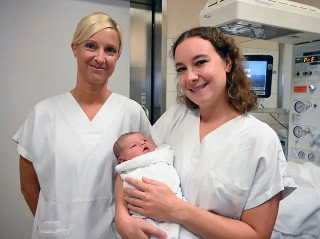 Nicole Dörfler und Hebamme Tanja Gruber mit dem 500. Baby im Arm. | Foto: Krankenhaus Eisenstadt