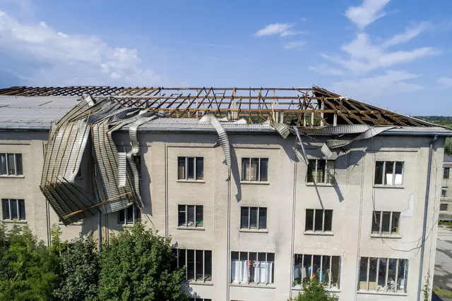 Sturm deckt Dach ab.