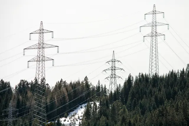Venet- Südseite,  Starkstromleitungen, hohe Masten
