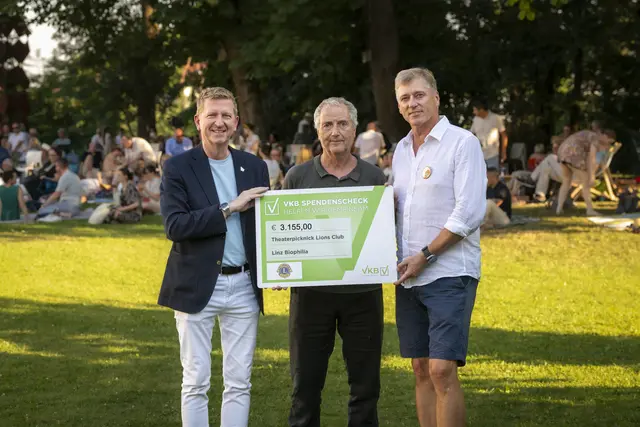 Bei der Scheckübergabe (v. l.): Martin Rummel, Rektor der Anton Bruckner Privatuniversität, Regisseur Peter Wittenberg und Stefan Dinges, Präsident des LC Linz Biophilia. | Foto: Ludwig Pullirsch