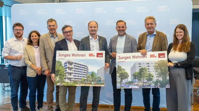 Ausschussvorsitzender Benjamin Plach, seine Stellvertreterin Karoline Obitzhofer, Vizebürgermeister Georg Willi, Geschäftsführer Markus Pollo (NHT), Bürgermeister Johannes Anzengruber, Fachkräftekoordinator David Narr (WK Tirol), Präsident Erwin Zangerl (AK Tirol) und 1. stv. Vorsitzende Anna Schramm (ÖH Uni Innsbruck) bei der Pressekonferenz zur Kooperationsvereinbarung Junges Wohnen. | Foto: Stadt Innsbruck/A. Steinacker