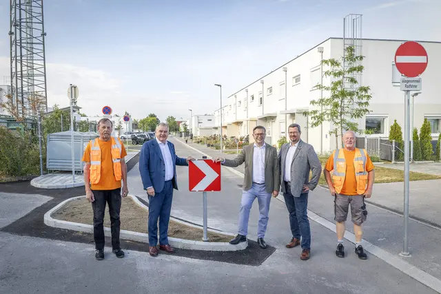 Karl Kohn (Wirtschaftshof), Stadtrat Franz Dinhobl, Gemeinderat Matthias Zauner (beide ÖVP), Manfred Holzgethan (wnsks) und Andreas Perz (Wirtschaftshof). | Foto: Stadt Wiener Neustadt/Weller