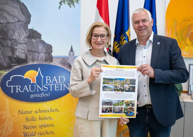 Landeshauptfrau Johanna Mikl-Leitner mit Roland Zimmer, Bürgermeister der Marktgemeinde Bad Traunstein.

 
 | Foto: NLK Khittl