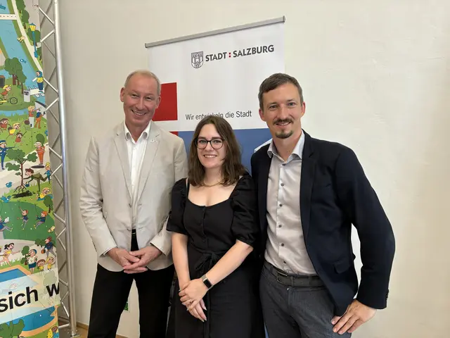 REK: Die beiden Projektleiter Laura Gruber und Christian Hörbinger (rechts) mit Andreas Schmidbaur, Abteilungsvorstand Raumplanung und Baubehörde.  | Foto: Lisa Gold 