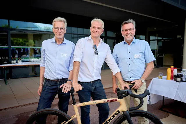 V. l.: Ein echter Hingucker beim Sommerfest: Heinrich Auer (Holzmanufaktur und Vitrinenbau Auer), Oswald Wolkenstein (Spartengeschäftsführer Wirtschaftskammer Tirol) und Rüdiger Lex (Geschäftsführer proHolz Tirol) sorgten mit dem carbonverstärkten Holzrennrad von Woodberg für Gesprächsstoff.
