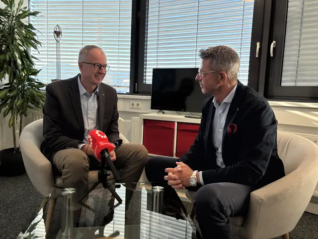 Salzburgs Gemeindeverbands-Präsident Manfred Sampl im Gespräch mit MeinBezirk Salzburg Chefredakteur Michael Kretz | Foto: MeinBezirk