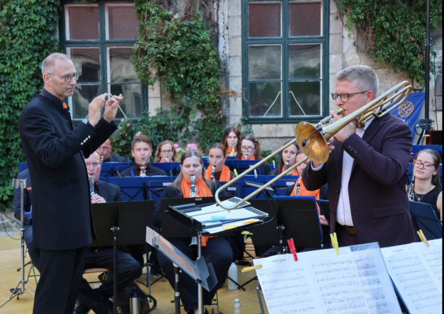 Solist Thomas Winalek (Federspiel) beim T-Bone Concerto mit dem SBO Retz | Foto: Wolfgang Hanousek