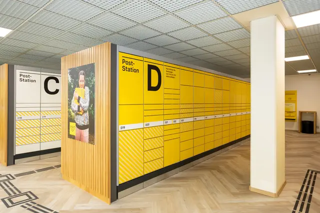 Viele Postfächer in der Selbstbedienungsfiliale der Post