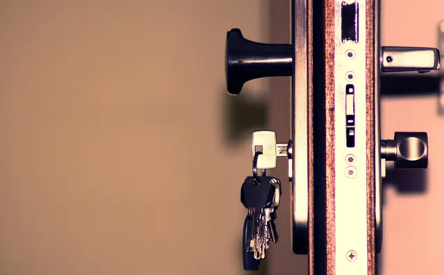 Geschlossene Fenster, sichere Türen und aufmerksame Nachbarn können Einbrecher abschrecken. | Foto: Unsplash