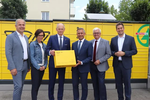 Gemeindebund-Präsident LAbg. Christian Mader, Bürgermeisterin Doris Staudinger, Walter Oblin, Generaldirektor der Österreichischen Post AG, Wirtschaftsminister Wolfgang Hattmannsdorfer, Spar-Vorstand Marcus Wild und Staatssekretär Alexander Pröll (v.l.). | Foto: MeinBezirk/Hannah Hingsamer