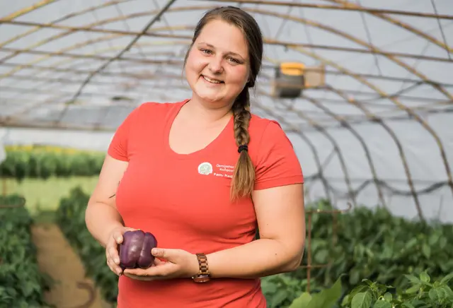 Kerstin Radl packt in allen Bereichen des Betriebs, u. a. beim Gemüsebau mit an.  | Foto: Cloning Company 