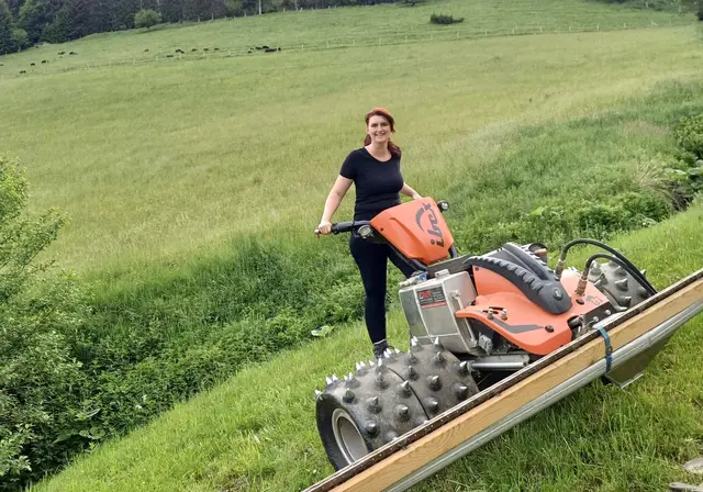 Die Almwirtschaft erfordert spezielles Gerät – Julia Flicker hat die Technik im Griff. | Foto: Hans Peter Flicker