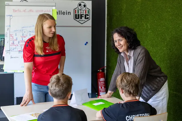 Im Bild: Landesrätin Daniela Gutschi und Christine Sallaberger beim Englischunterricht.
