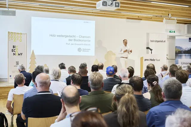 Professor Jan Grossarth-Maticek von der Hochschule Biberach zeigte vor einem gefüllten Saal auf, welches Potenzial im Holzbau als Teil einer biobasierten Wirtschaft steckt.
