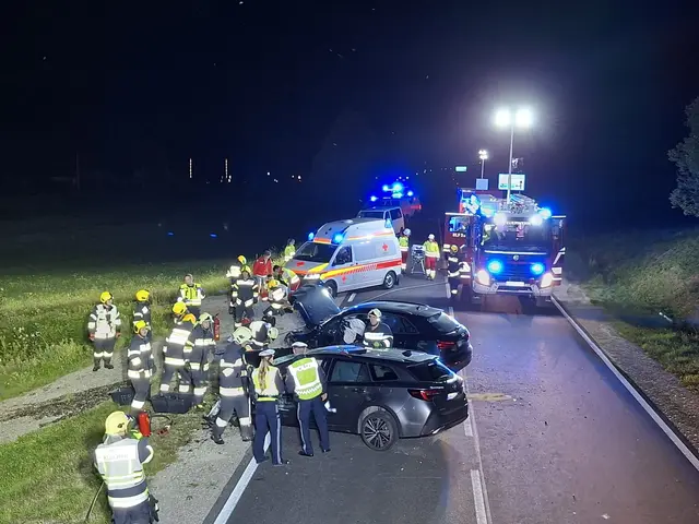 Bei einer Frontalkollision im Bereich der Einfahrt zur Kulmschanze wurden beiden Fahrzeuglenker verletzt. | Foto: FF Bad Mitterndorf/FF Klachau