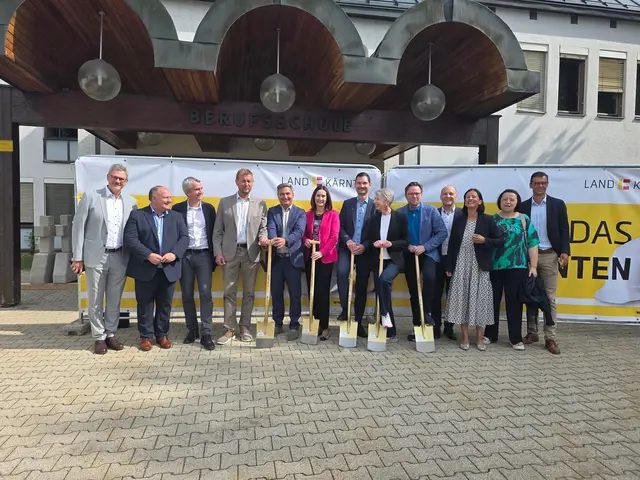 von links: Herbert Torta, Armin Geißler, Georg Tritthart, Günther Pirker, Bürgermeister Markus Lakounigg, Gerhild Hubmann, Peter Reichmann, Gaby Schaunig, Reinhard Bachl und Thomas Stöckl, Waltraud Groß, Annemarie Rogatschnig, Gerald Gaber von Horn &amp; Partner ZT GmbH.
 | Foto: Büro LR Reichmann