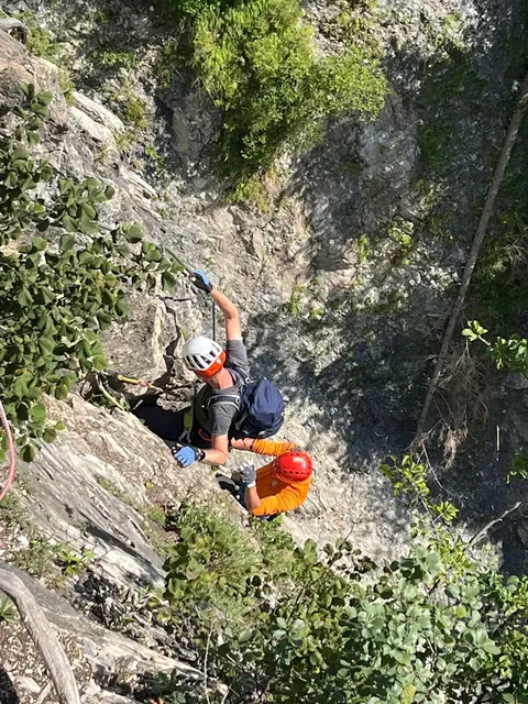 Die Bergrettung Rauris machte sich rasch ein Bild von der Situation und entschied dann über den Ausstieg und die nahegelegene Hängebrücke zu den beiden Personen hinunterzusteigen. | Foto: Bergrettung Rauris