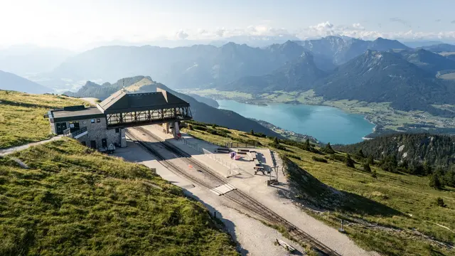 Die Gäste der Schafbergbahn können sich über die Aussicht und die einzigartige Atmosphäre auf dem Gipfel freuen. | Foto: Salzburg AG Tourismus GmbH, Georg Kukuvec
