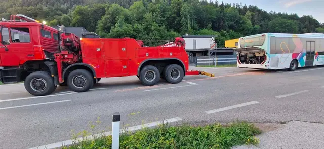 Ein Bus habe die Motorölschraube und dadurch das gesamte Motoröl von 31 Litern verloren. | Foto: Feuerwehr Stegendorf