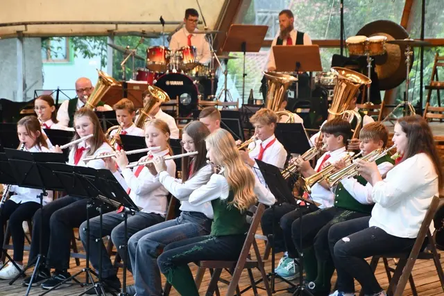 Das Jugendblasorchester der Musikschule Murau machte den Auftakt zum ersten Parkkonzert in Murau. | Foto: Anita Galler