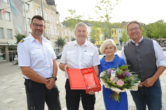Jürgen Glinzinger, Leiter des Verwaltungsdienstes im Abschnittsfeuerwehrkommando Amstetten-Stadt (oder einfach Verwalter ...), Abschnittsfeuerwehrkommandant Stefan Schaub, Beatrix Lehner, Bürgermeister Christian Haberhauer | Foto: Zarl
