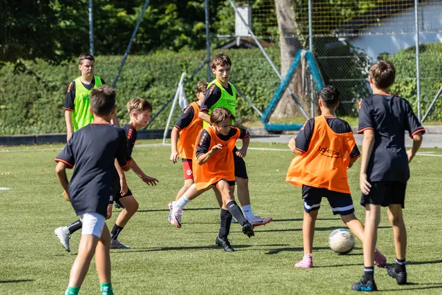 Kinder beim Fußballtraining in Hallein.