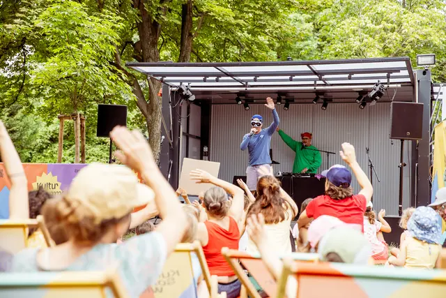 Das Duo Brudi &amp; Bär bringt mit ihrem Hip-Hop-Programm Bewegung und Stimmung auf die Bühne. | Foto: Judith Stehlik