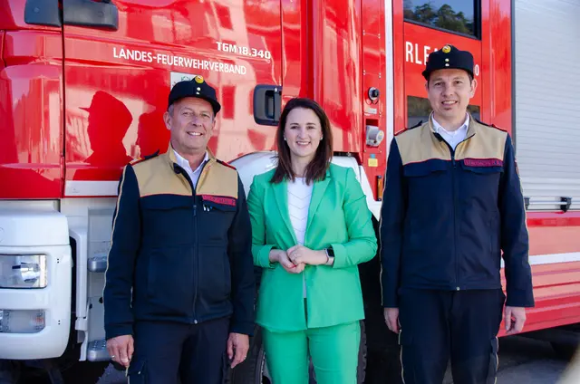 Sicherheitslandesrätin Astrid Mair gemeinsam mit Landesfeuerwehrkommandant Jakob Unterladstätter (links) und Landesfeuerwehrinspektor Rene Staudacher (rechts). | Foto: Land Tirol/Pölzl