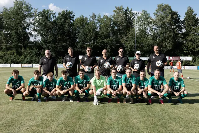 Die Mannschaft Schärding SV samt Vorstand und Sponsoren vor dem ersten Einsatz im Innviertler Cup. | Foto: Schärding SV