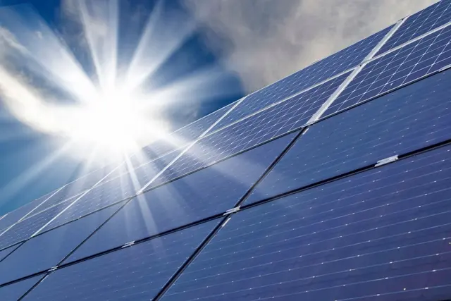 Mit dem Natur.Sommer-Tarif ist der Strom zu den sonnenreichen Stunden zwischen 10 und 16 Uhr günstiger. | Foto: Agentur Polak