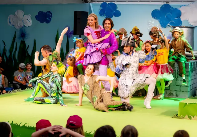 Schlusspose des Ensembles beim Märchensommer Steiermark "Rapunzel – neu frisiert"