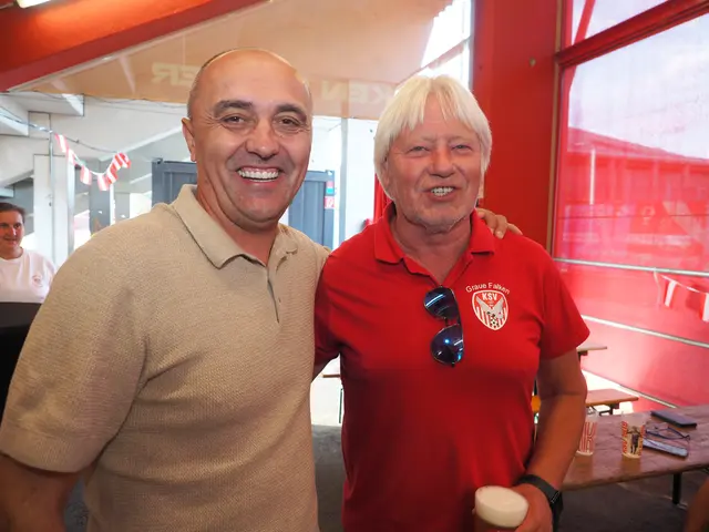 KSV-Sportdirektor Vlado Petrovic (li.) mit Helmut Grossegger, Obmann des Fanclubs "Graue Falken" | Foto: Gaube